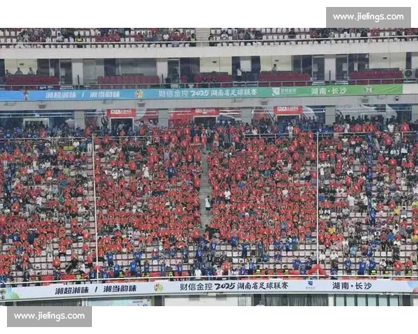 湘超揭幕战燃爆贺龙 娄底啦啦队客场掀热浪 湘超揭幕战燃爆贺龙 娄底啦啦队客场掀热浪